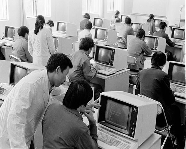 如何选择适合的美国托管服务器及其费用